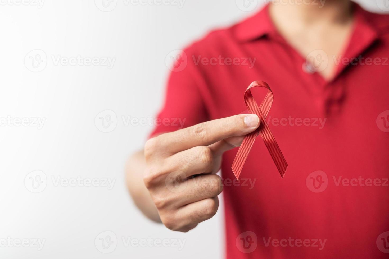 cinta roja burdeos para el cáncer de mieloma múltiple de marzo y el mes de concientización sobre el día mundial del sida de diciembre. concepto de salud y día mundial del cáncer foto