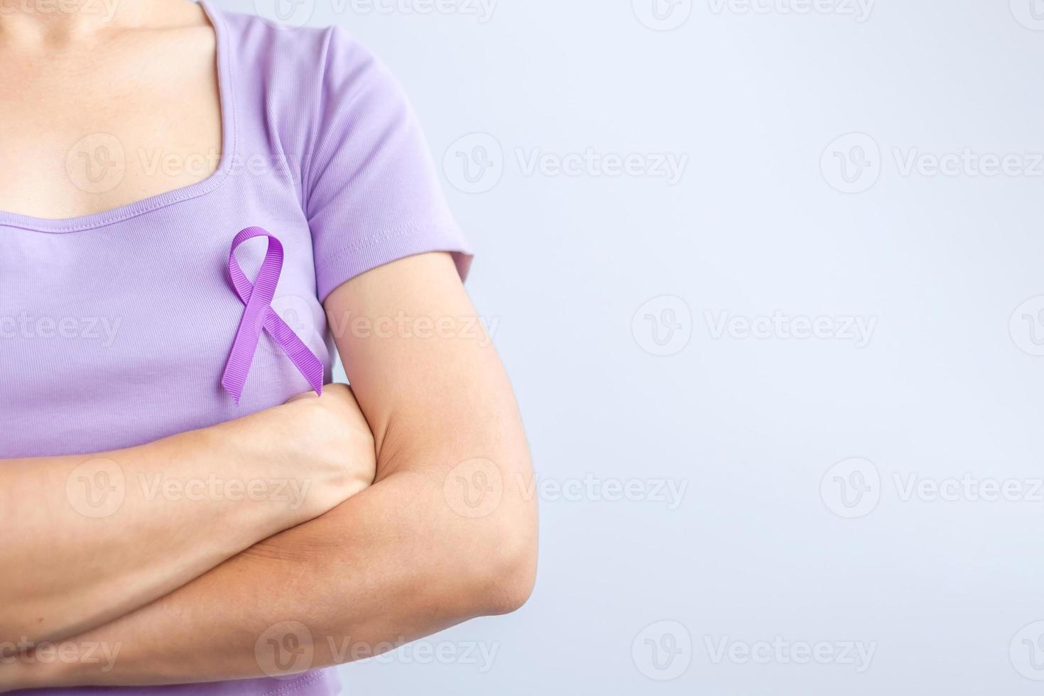 cinta morada para el día del cáncer, lupus, páncreas, esófago, cáncer testicular, alzheimer mundial, epilepsia, sarcoidosis, fibromialgia y conceptos del mes de concientización sobre la violencia doméstica foto