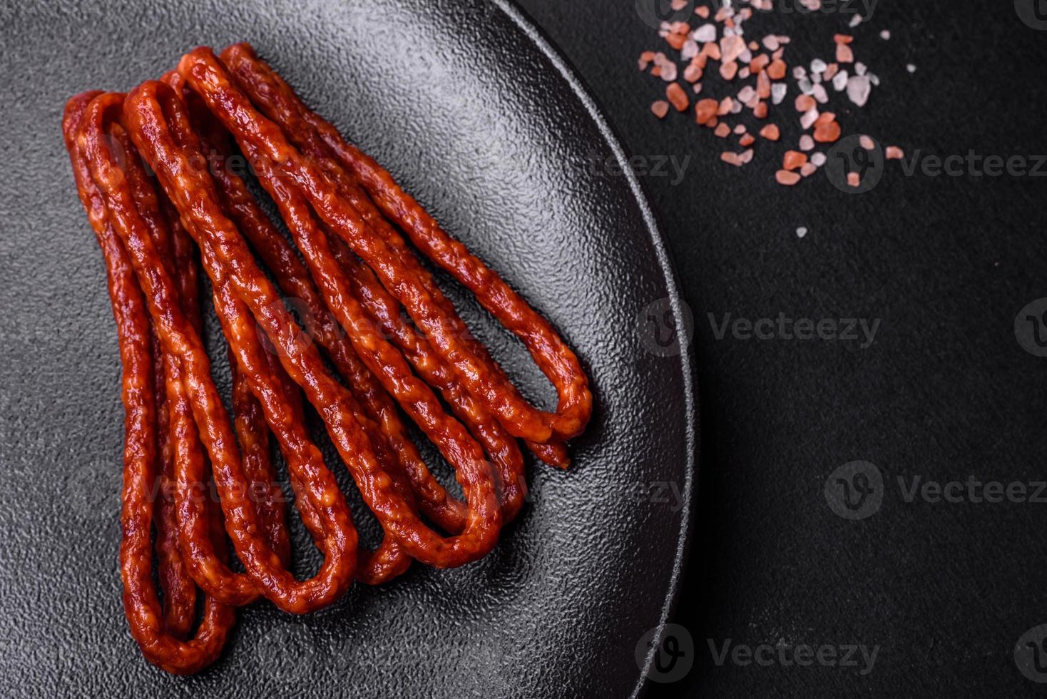 deliciosas salchichas finas de carne ahumada con especias y hierbas foto