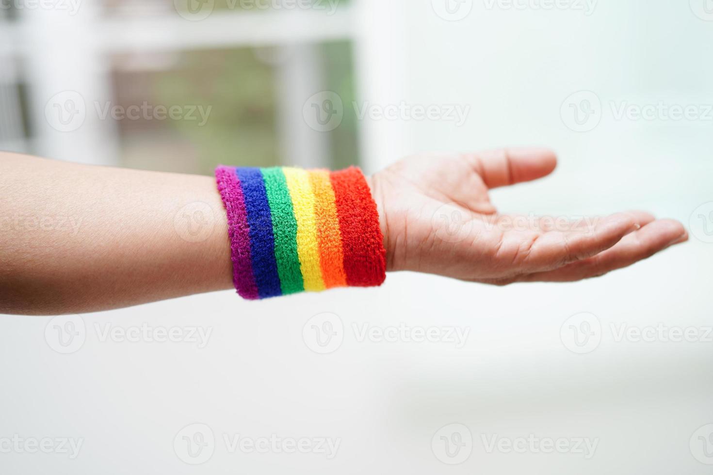 mujer asiática con bandera del arco iris, derechos de símbolos lgbt e igualdad de género, mes del orgullo lgbt en junio. foto