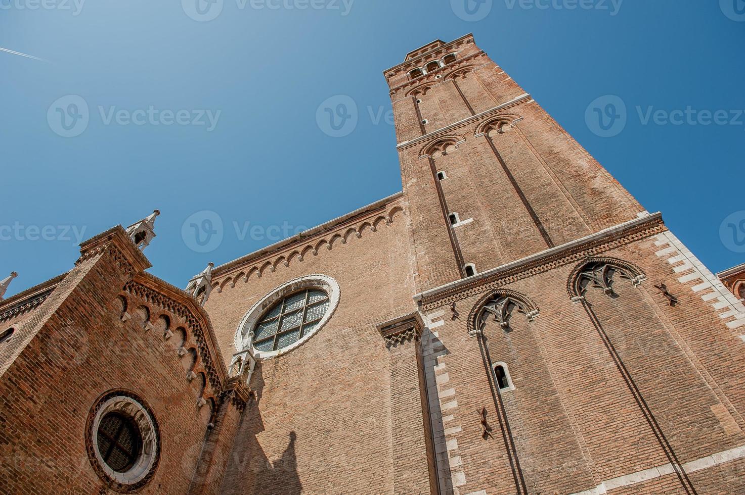 la basílica de santa maria gloriosa dei frari, comúnmente llamada frari, es la iglesia más grande de venecia foto