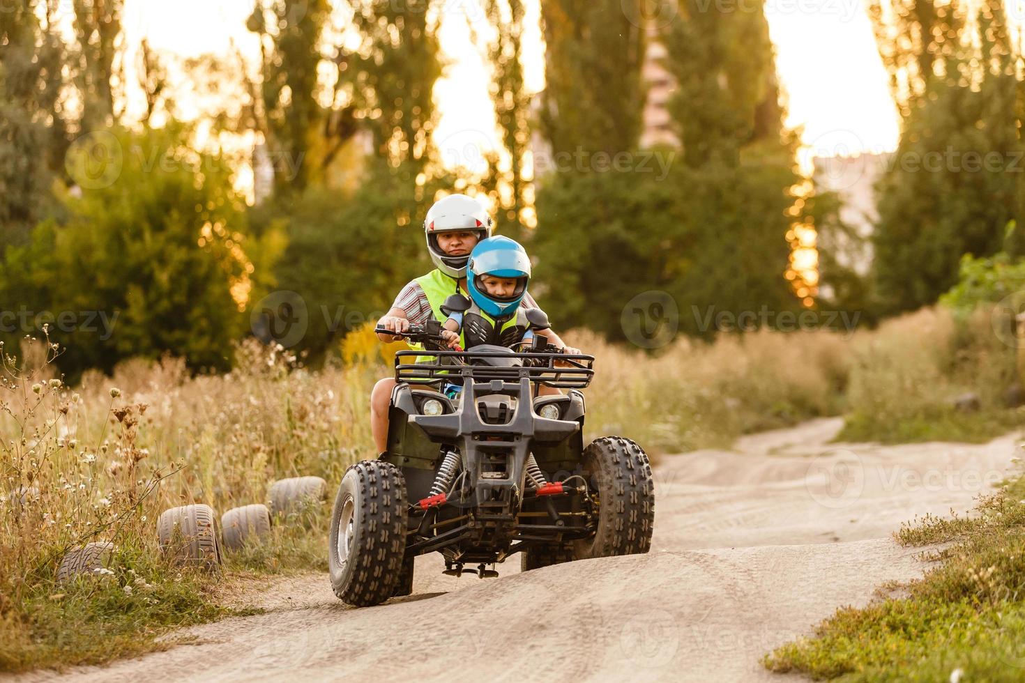 niño con instructor en quad foto