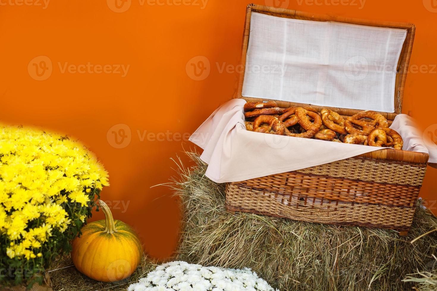 deliciosos pretzels caseros en la vista superior de la caja foto