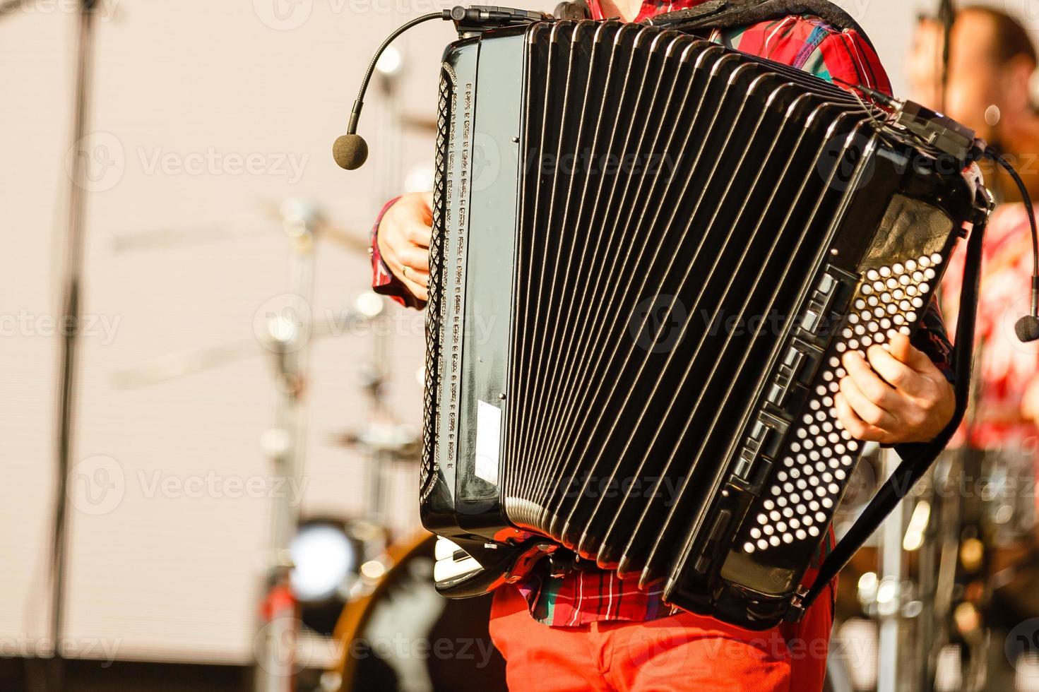 macho tocando el acordeón contra un fondo grunge foto