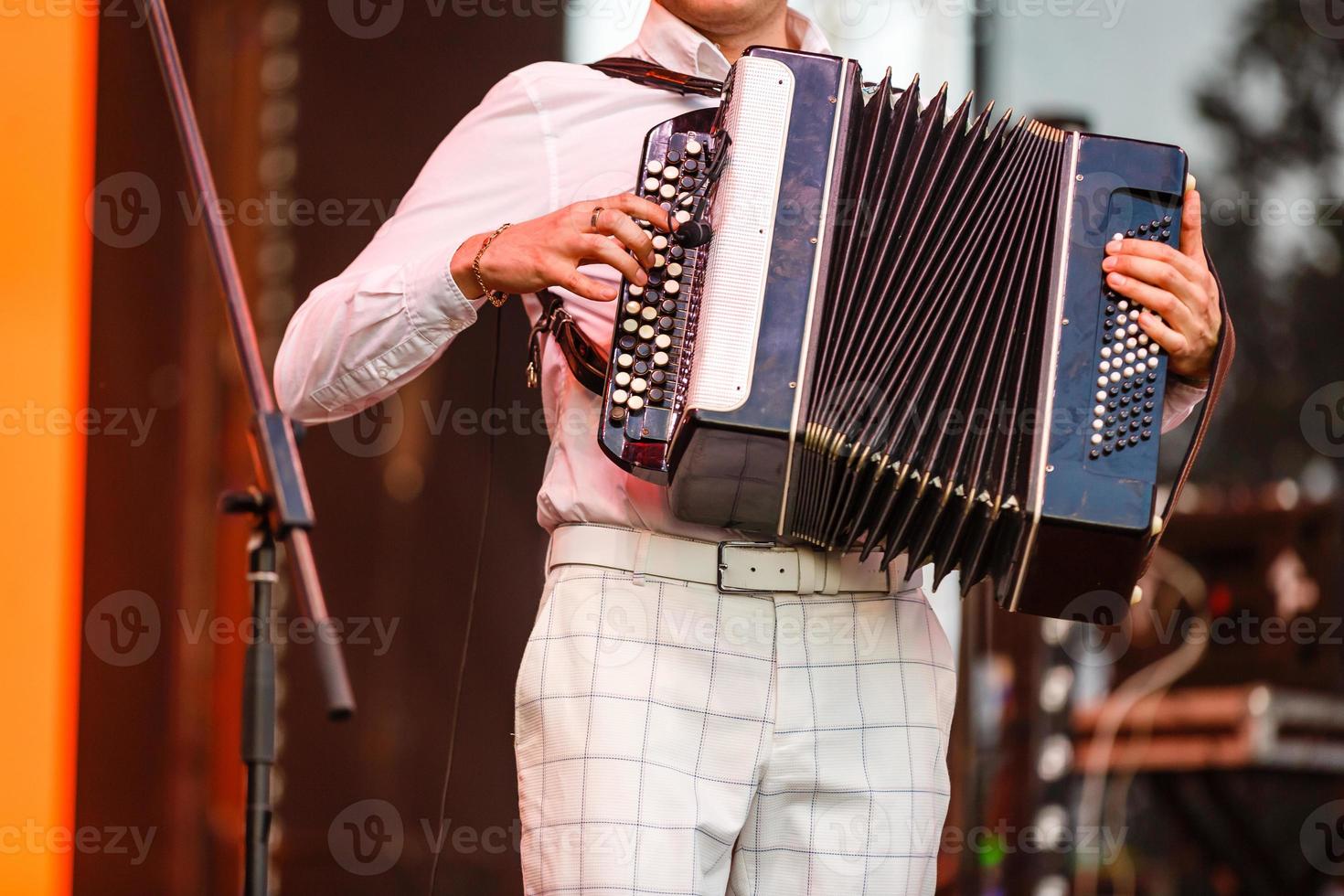 macho tocando el acordeón contra un fondo grunge foto