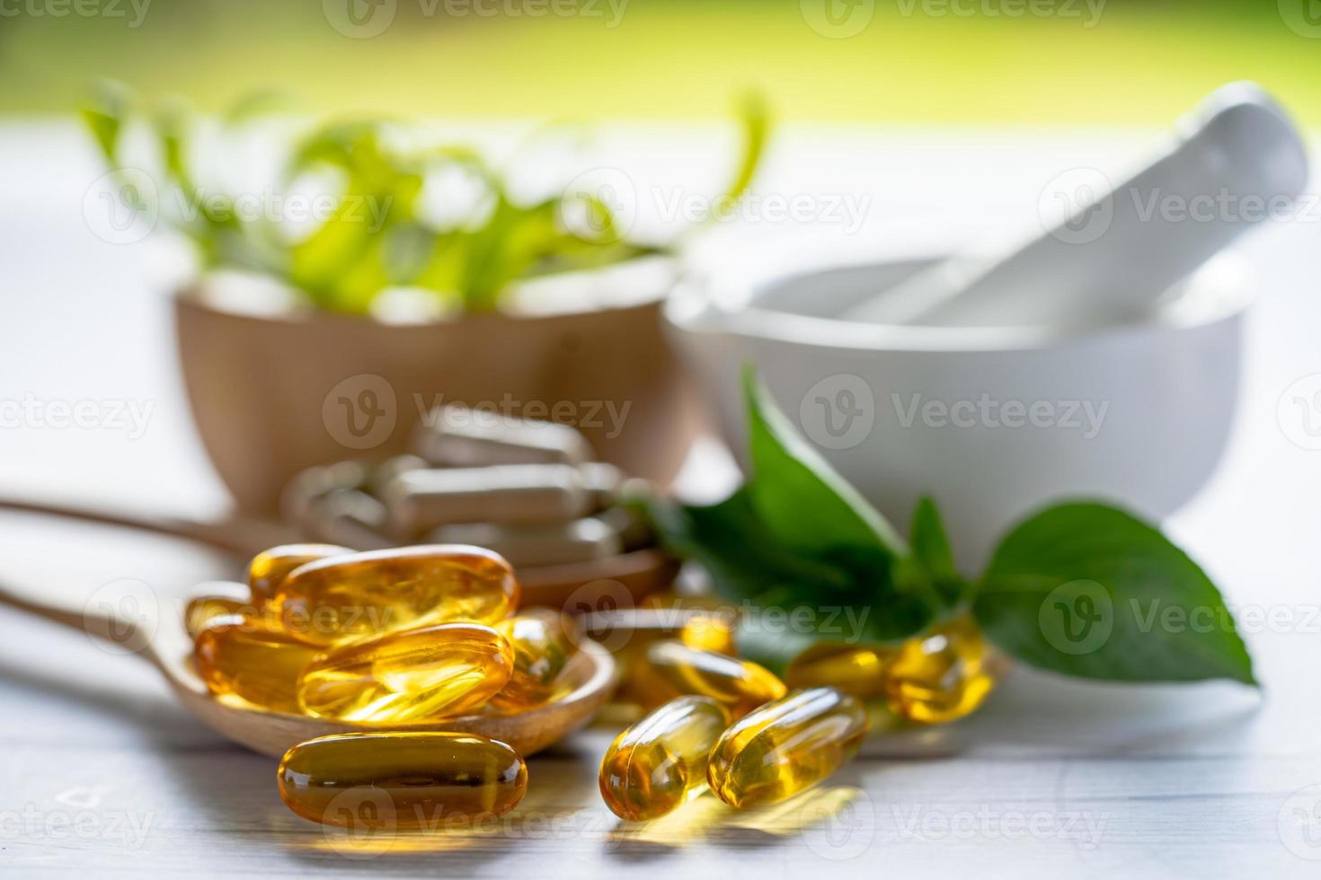 medicina alternativa cápsula orgánica a base de hierbas con vitamina e omega 3 aceite de pescado, mineral, medicamento con hojas de hierbas suplementos naturales para una vida sana y buena. foto