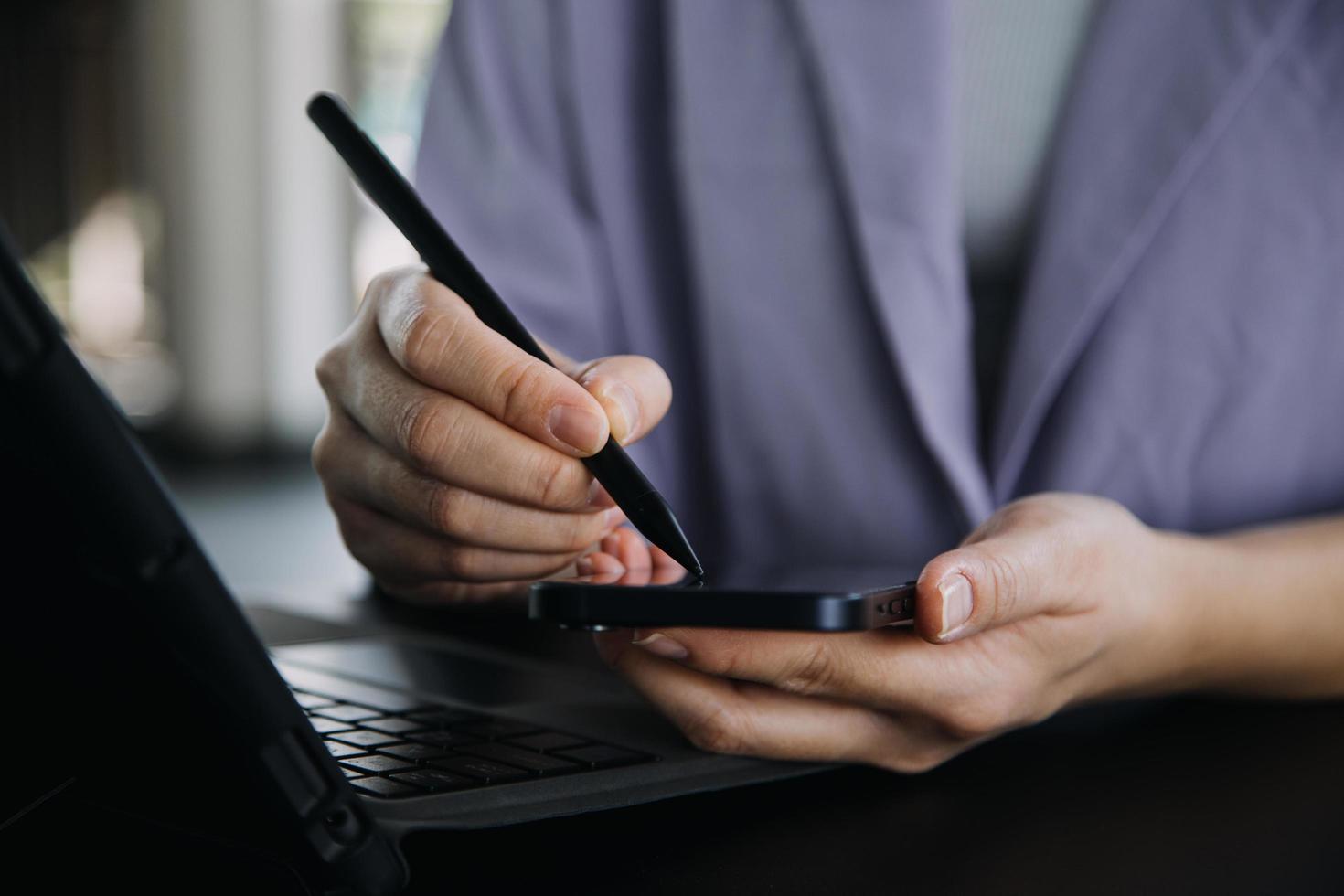 colegas asiáticos hombre y mujer discutiendo y trabajando con una computadora portátil en el escritorio de la oficina foto