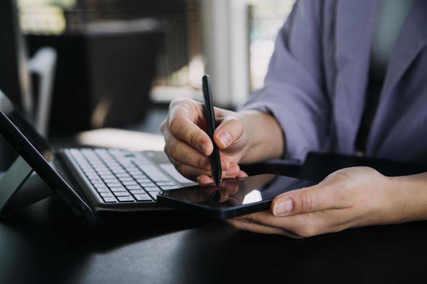 colegas asiáticos hombre y mujer discutiendo y trabajando con una computadora portátil en el escritorio de la oficina foto