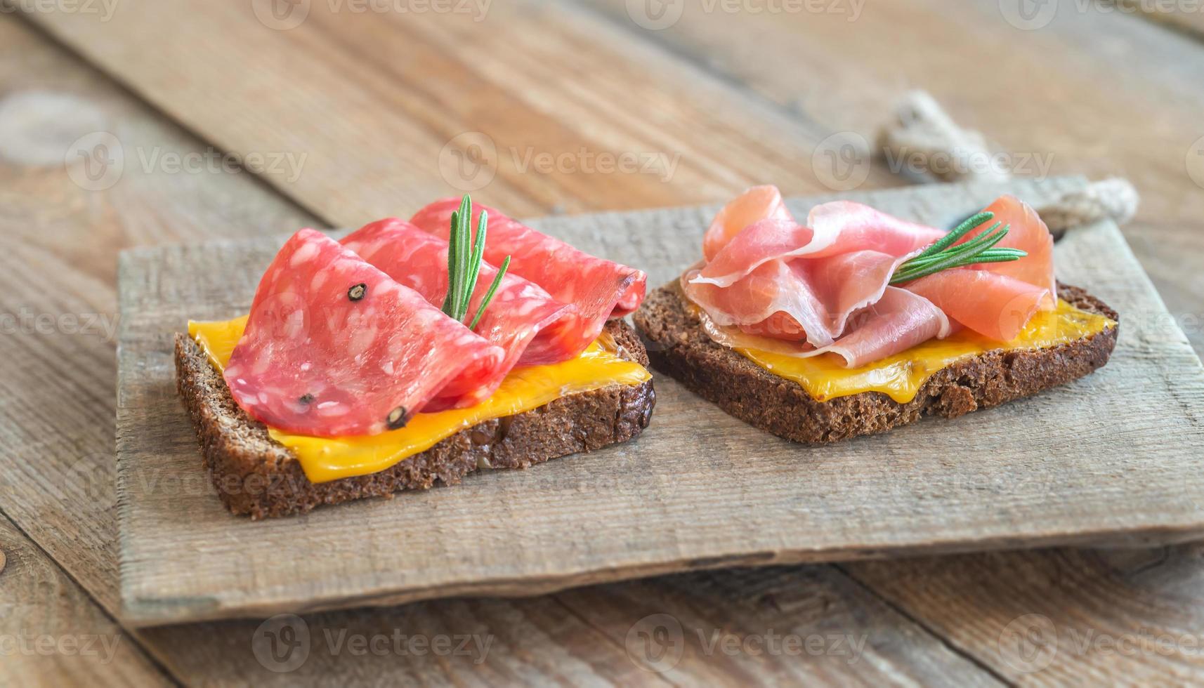 Sándwiches españoles con salchichón y jamón foto