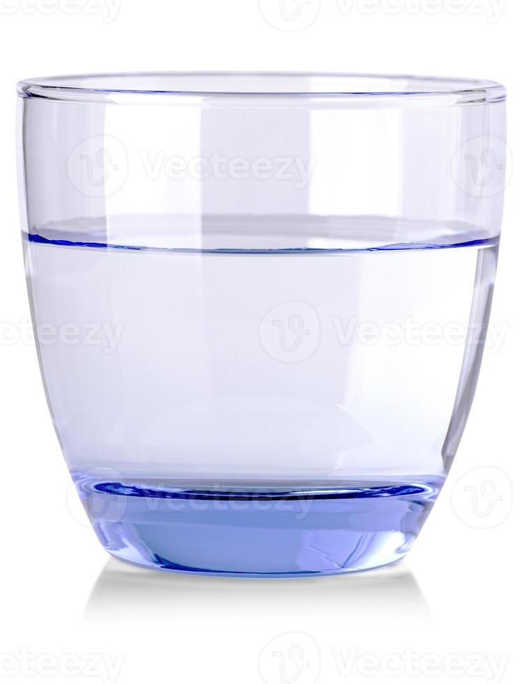 vaso de agua aislado sobre fondo blanco foto