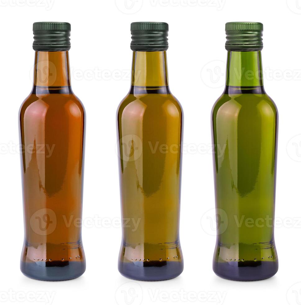 conjunto de botellas con aceite de oliva sobre fondo blanco foto