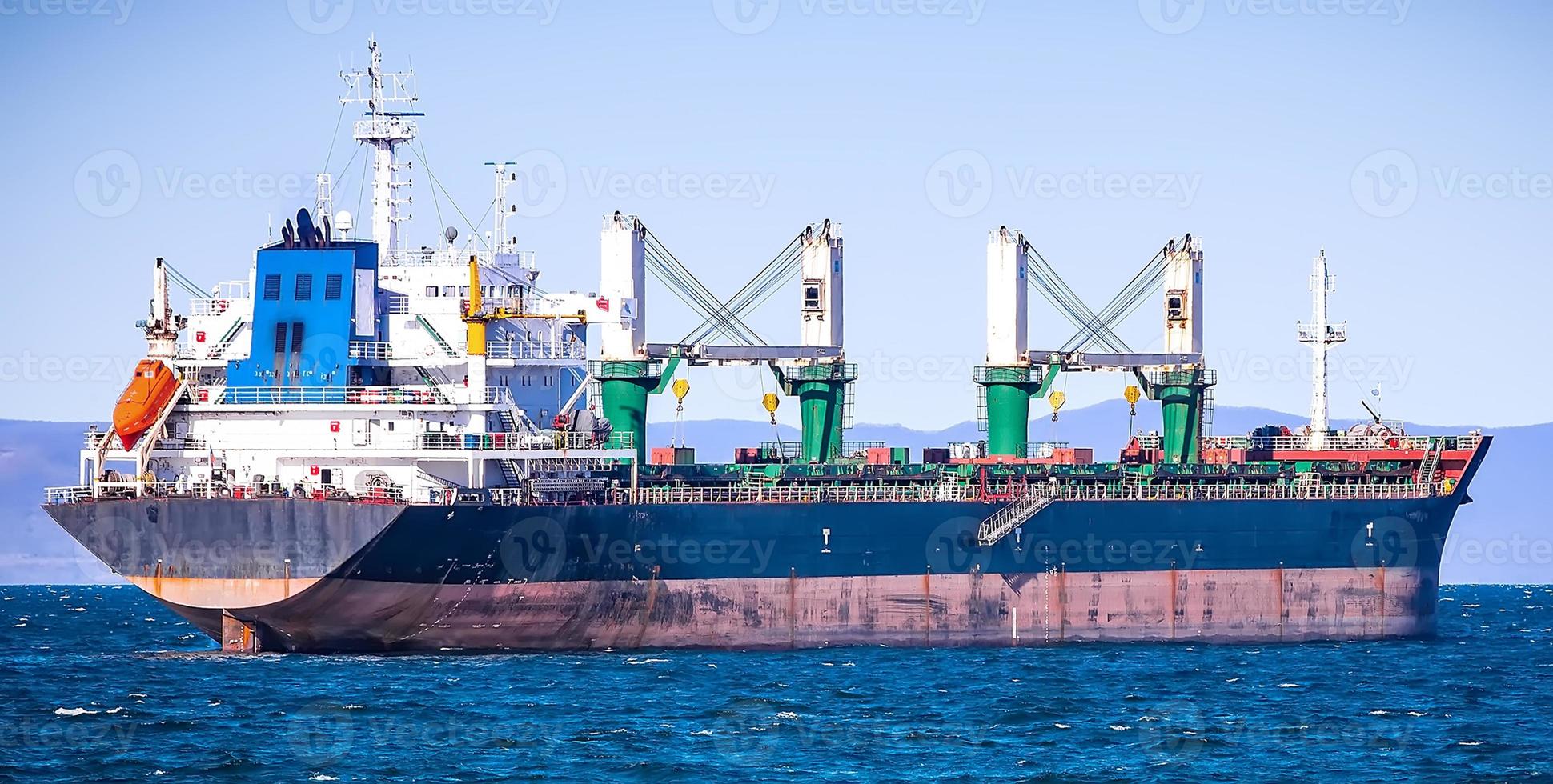 buque de carga a granel al muelle del puerto de vladivostok foto