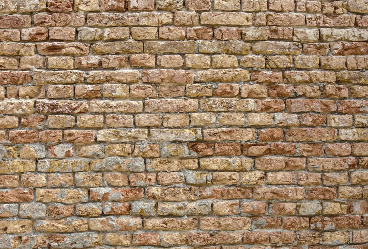 Pared de ladrillo antiguo con textura de fondo de pintura blanca de cerca foto