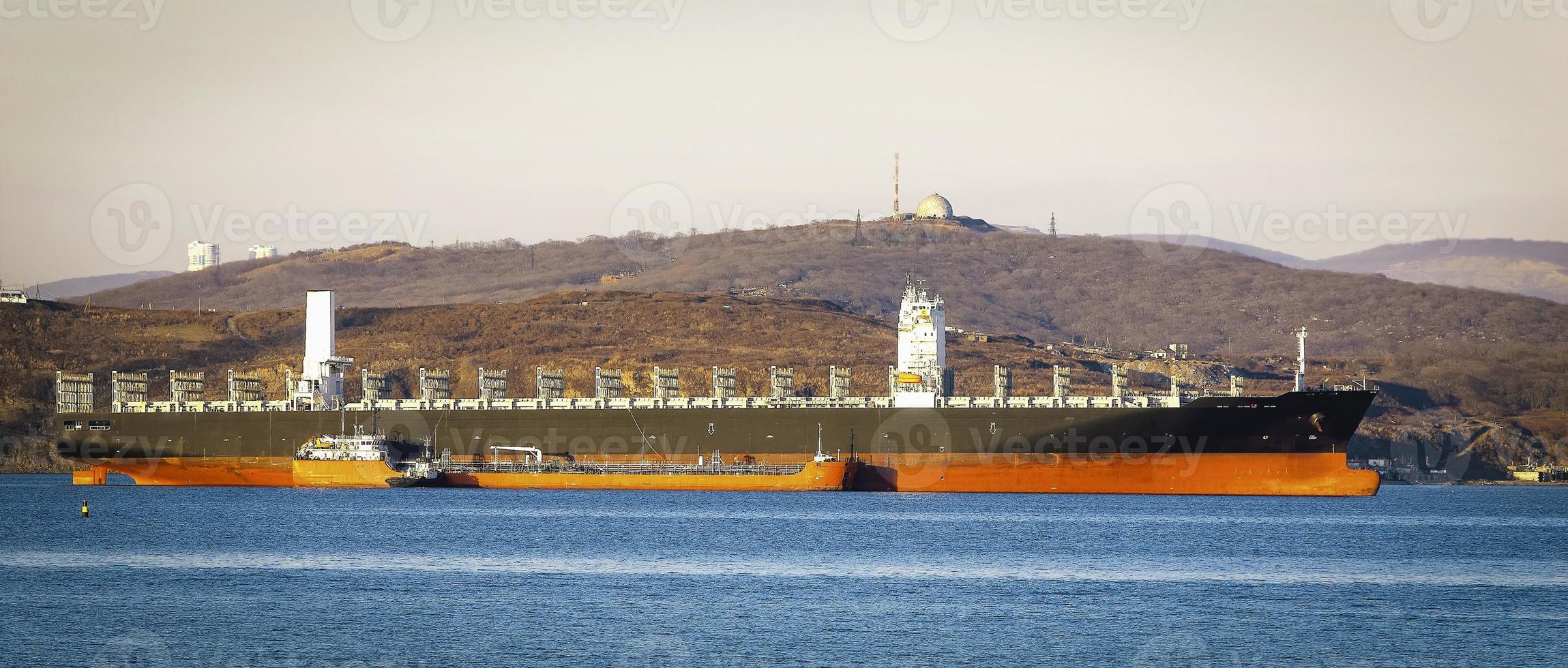 barco de carga de contenedores vacíos esperando foto