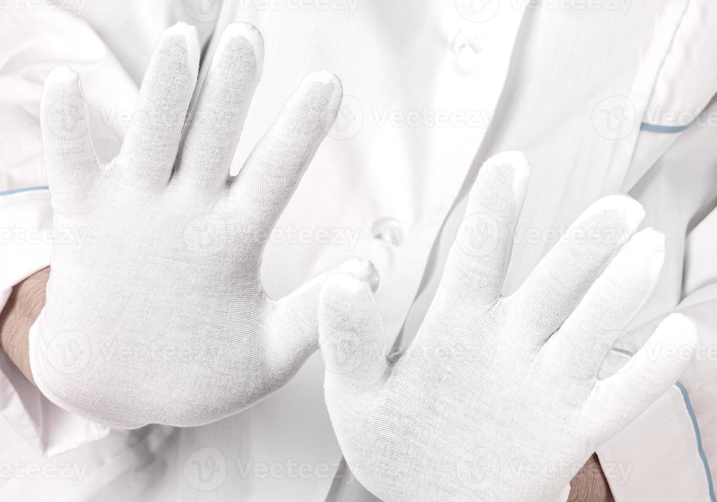 la mano del médico hace una señal de stop. foto