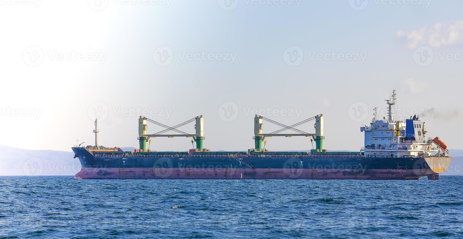 buque de carga a granel al muelle del puerto de vladivostok foto