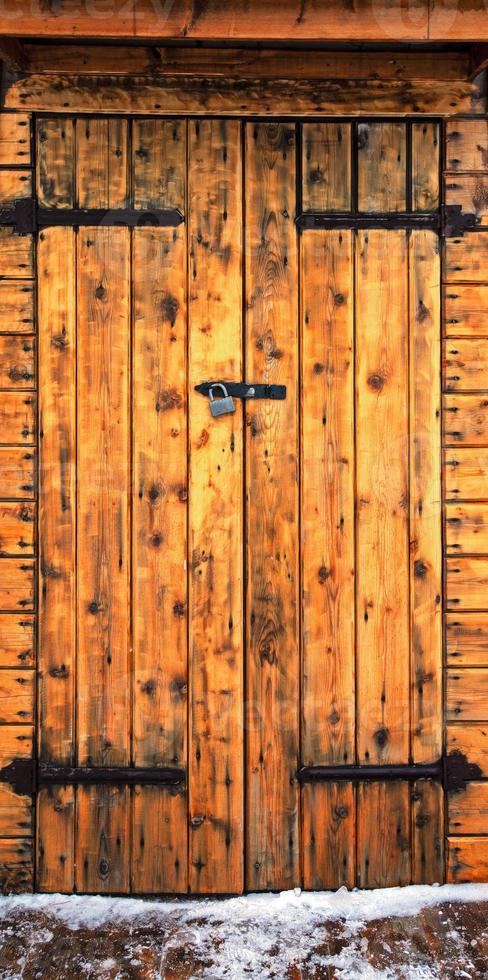 puerta de madera vintage con cerradura en invierno.enfoque selectivo foto