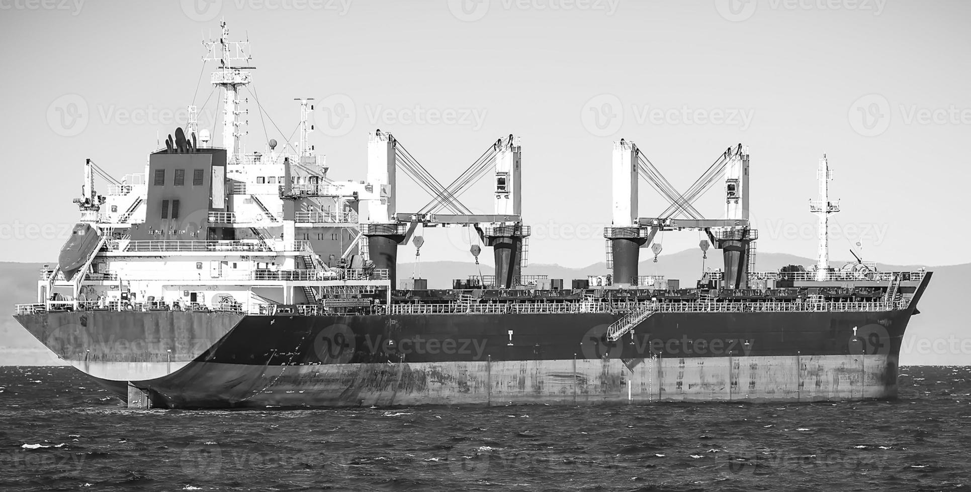 buque de carga a granel al muelle del puerto de vladivostok foto