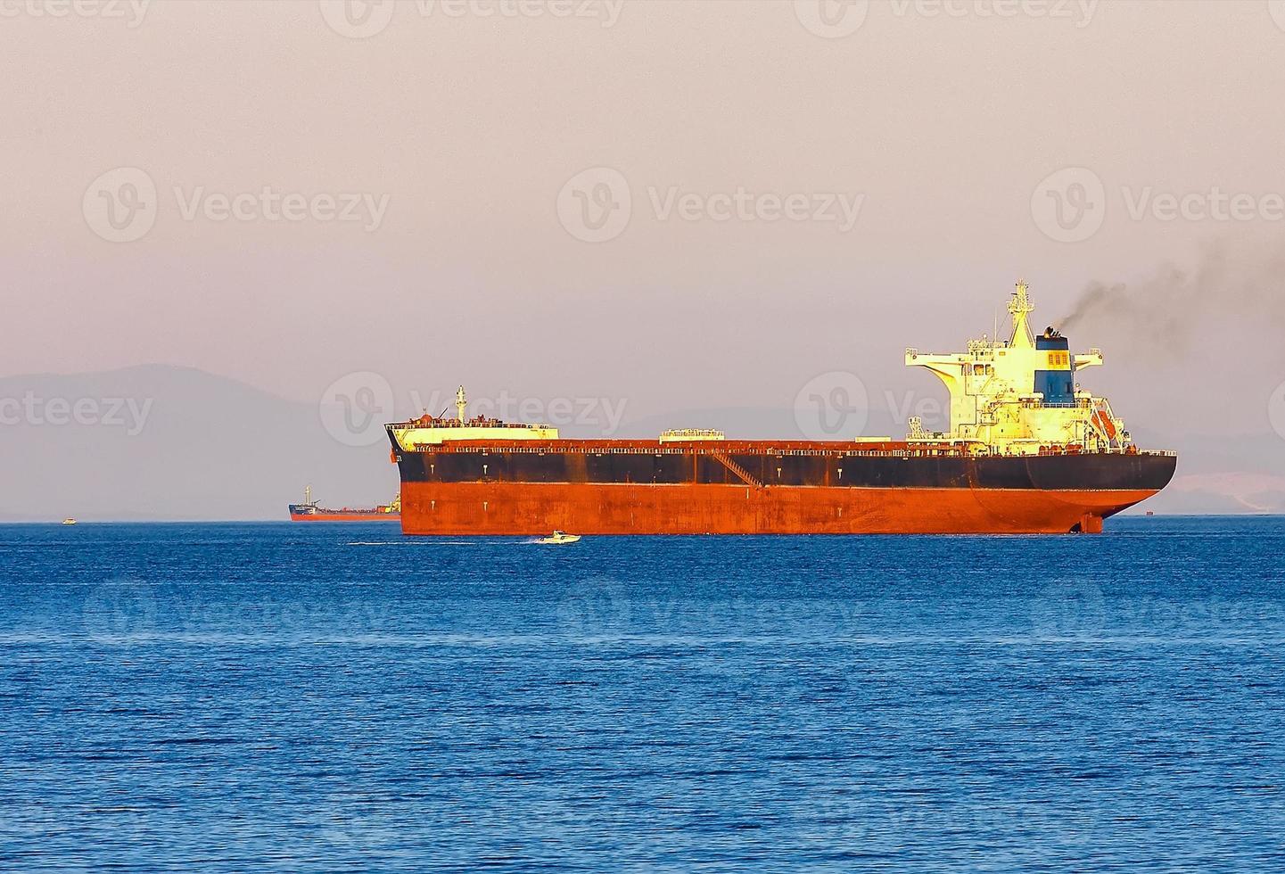 barco de carga de contenedores vacíos esperando foto