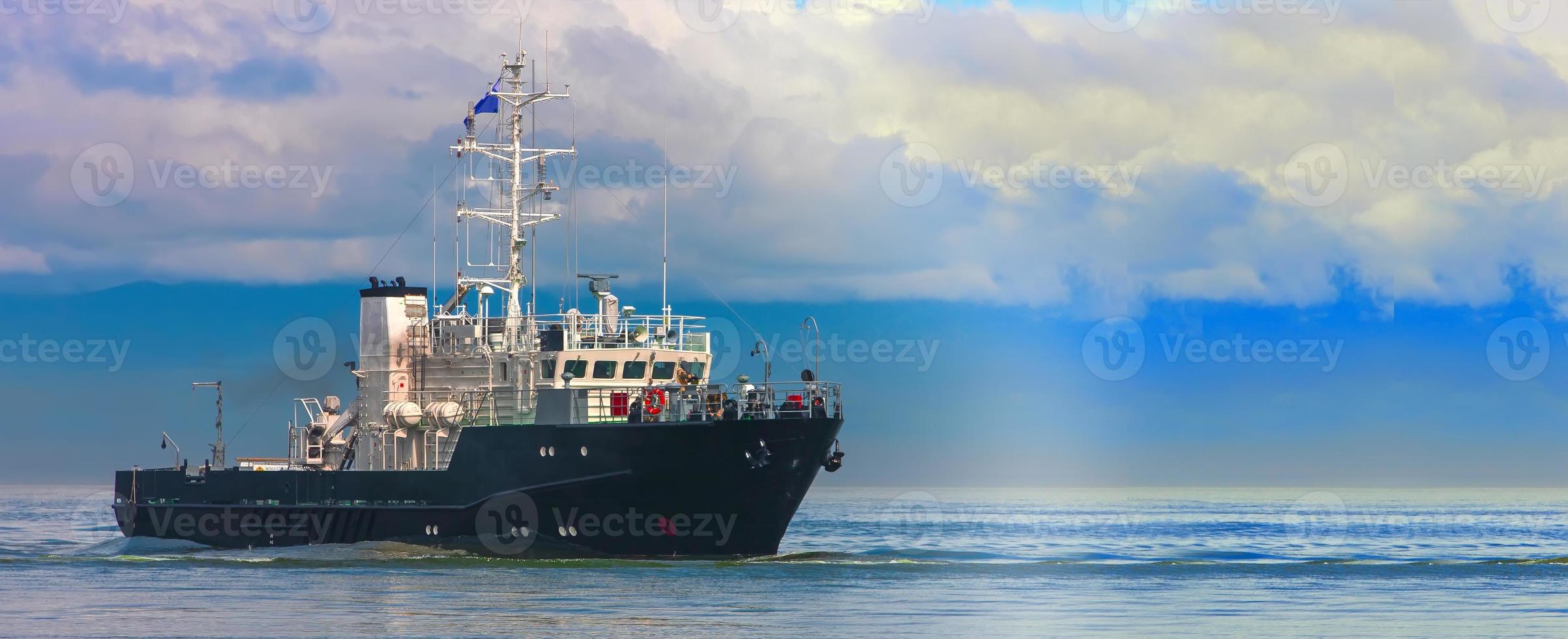 pequeño barco en el mar azul cerca de la costa foto