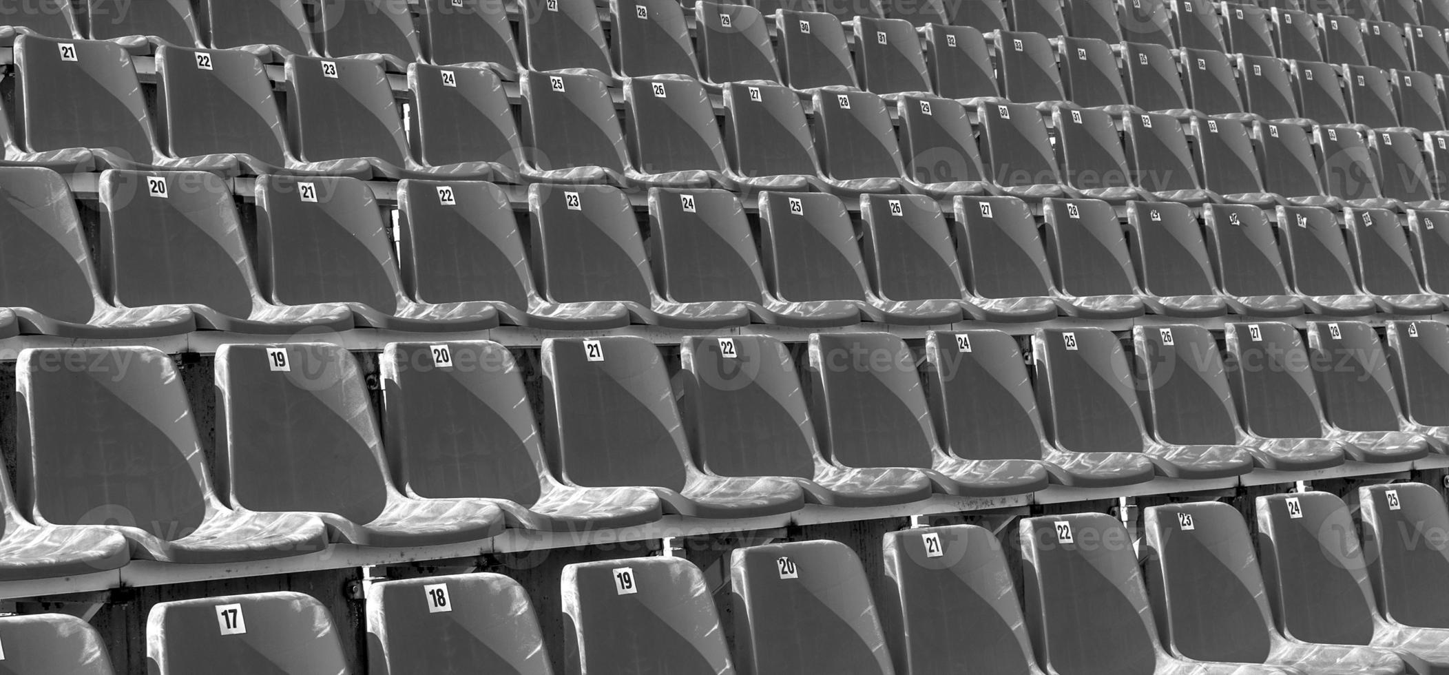 sillas de plástico azul plegadas en una tribuna temporal. foto