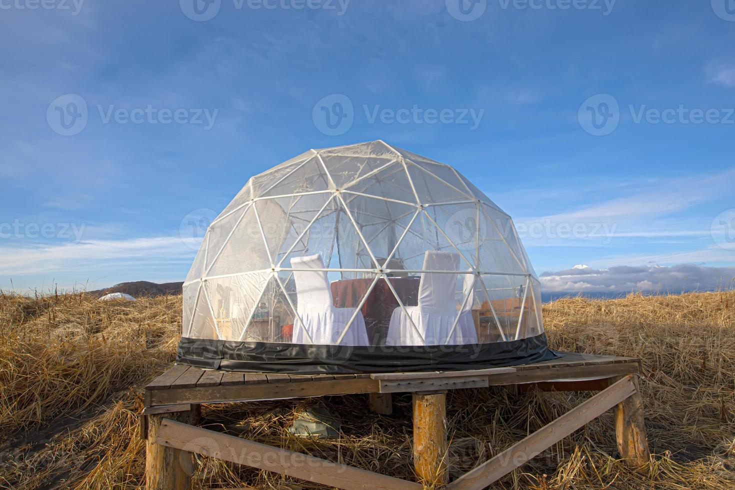 carpa de campana transparente en el bosque, glamping, viajes de lujo, camping glamuroso, estilo de vida al aire libre foto