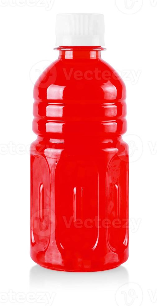 jugo rojo en una jarra de plástico aislada en un fondo blanco. foto