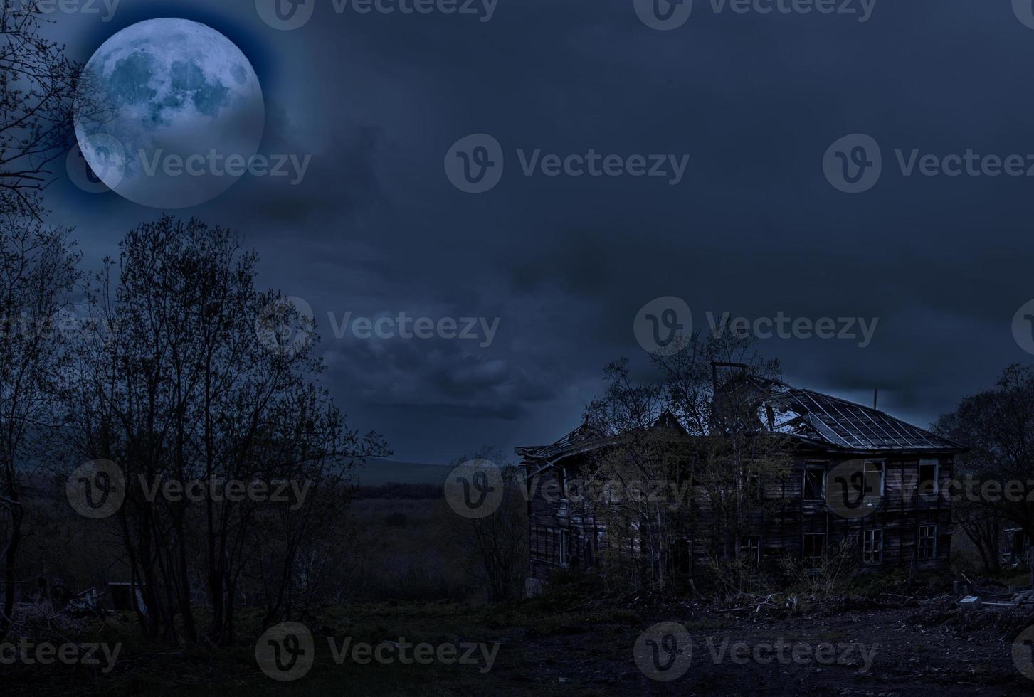 la casa embrujada con luna llena foto