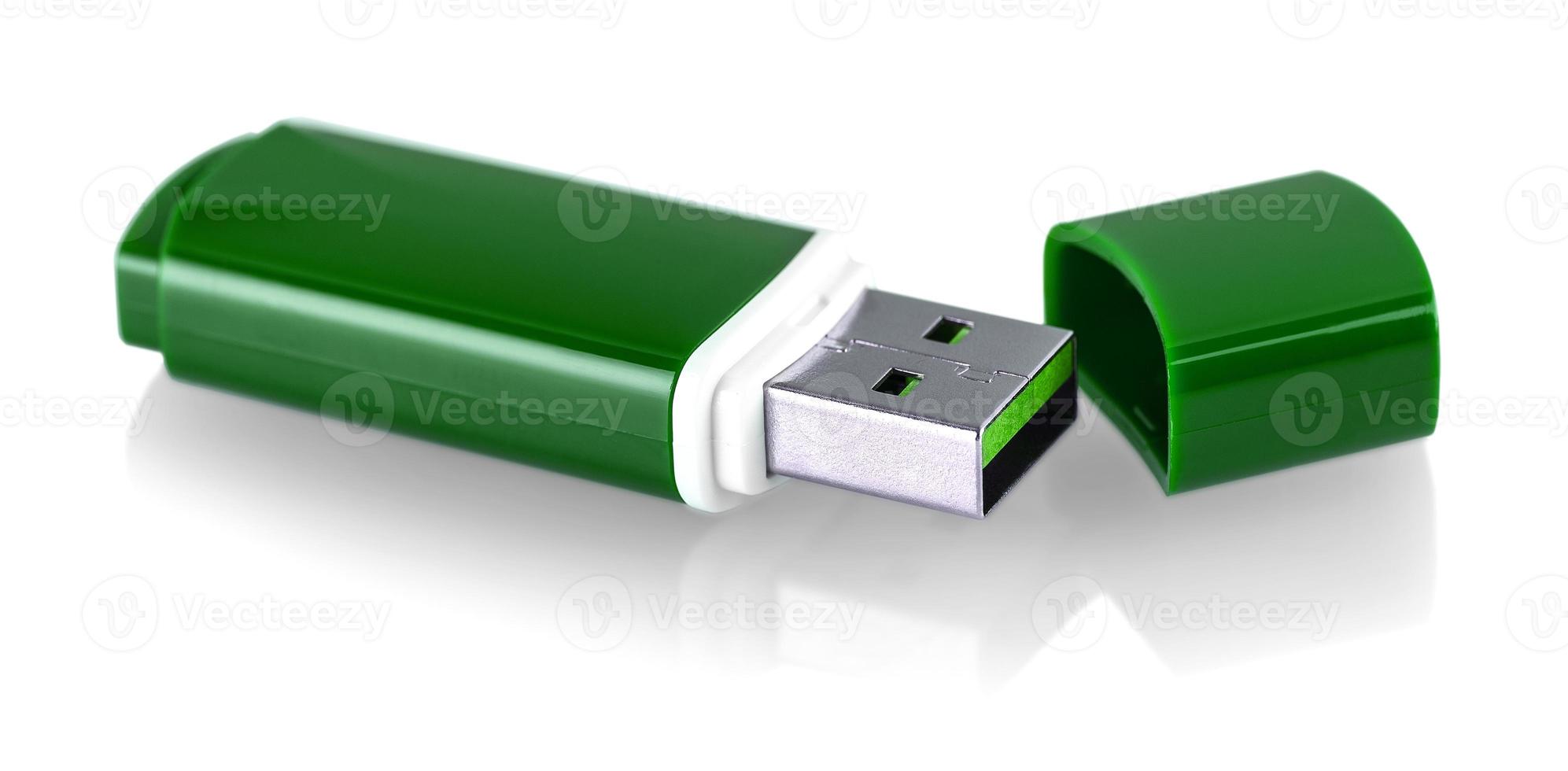 Unidad flash USB verde, tarjeta flash aislado sobre fondo blanco. foto