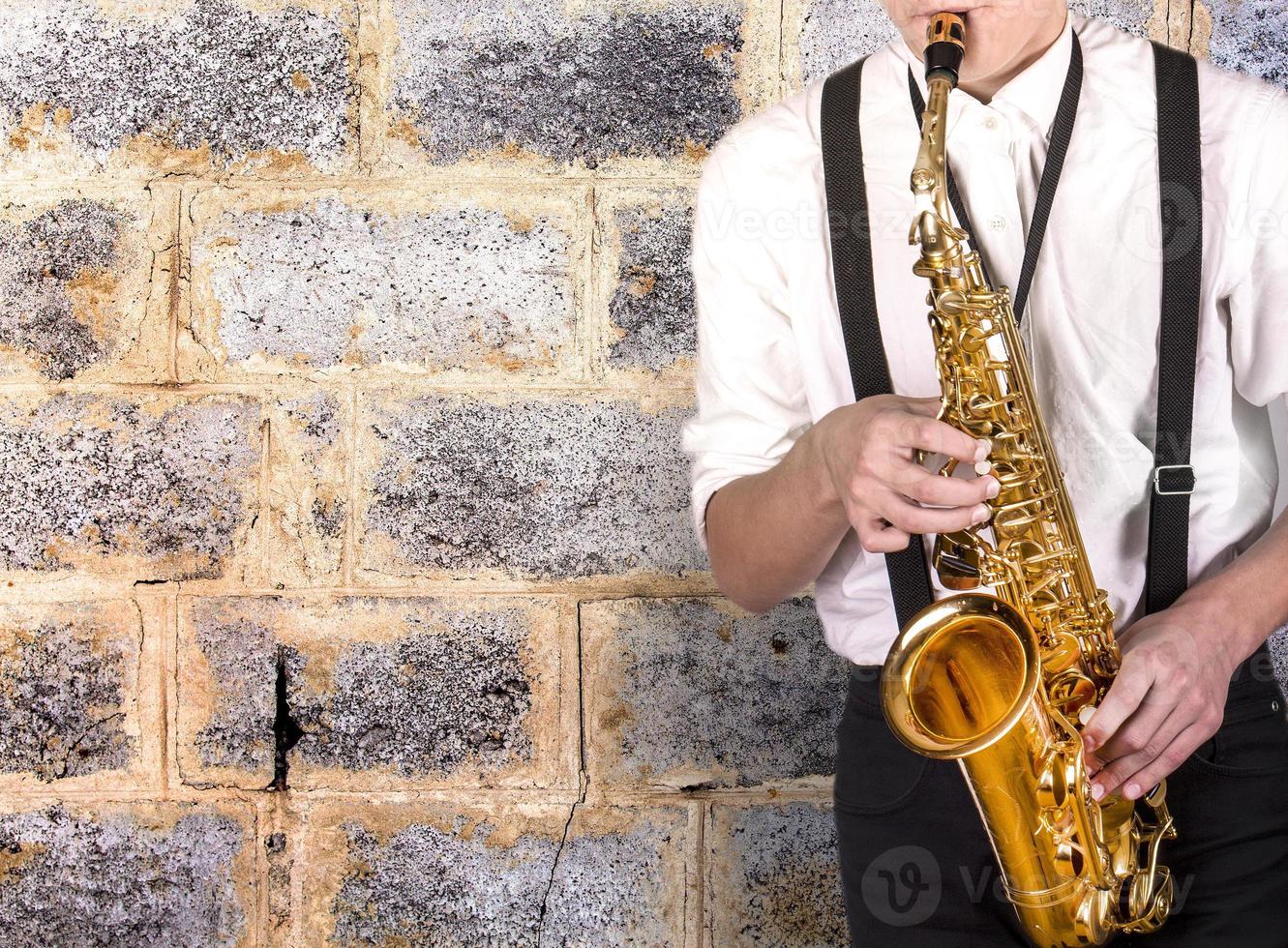 joven elegante con una camisa blanca con saxofón foto