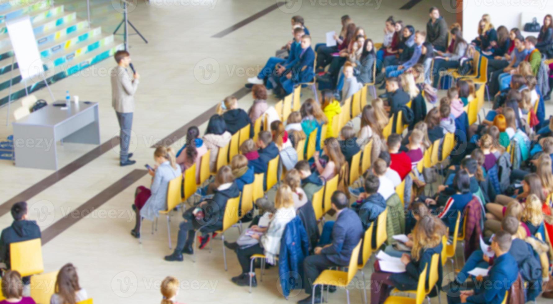 el fondo borroso de la sala de reuniones, la conferencia de reuniones de negocios, el concepto de aprendizaje en equipo. foto