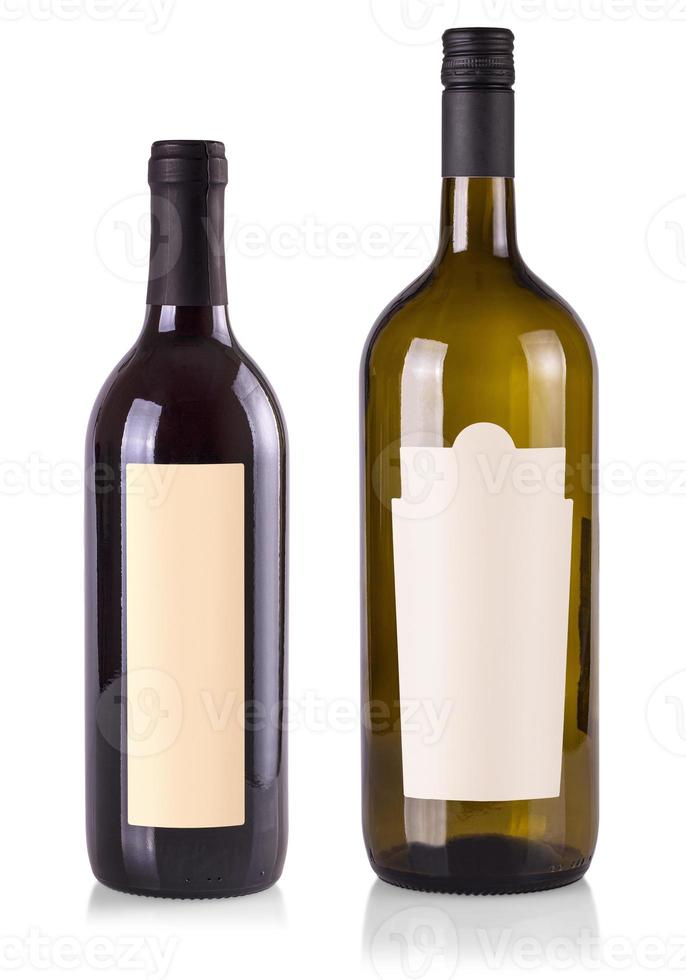 botellas de vino tinto y blanco, con etiqueta en blanco de papel real. aislado en blanco foto