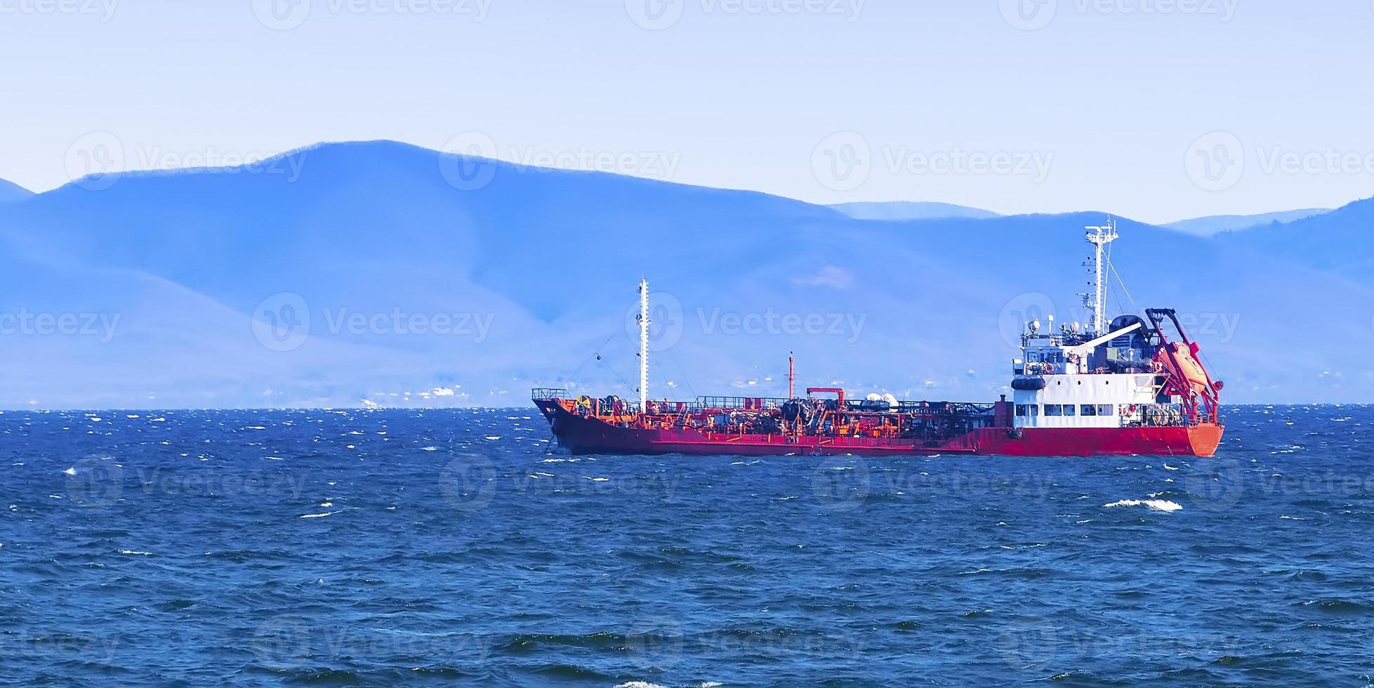 buque de carga a granel al muelle del puerto de vladivostok foto