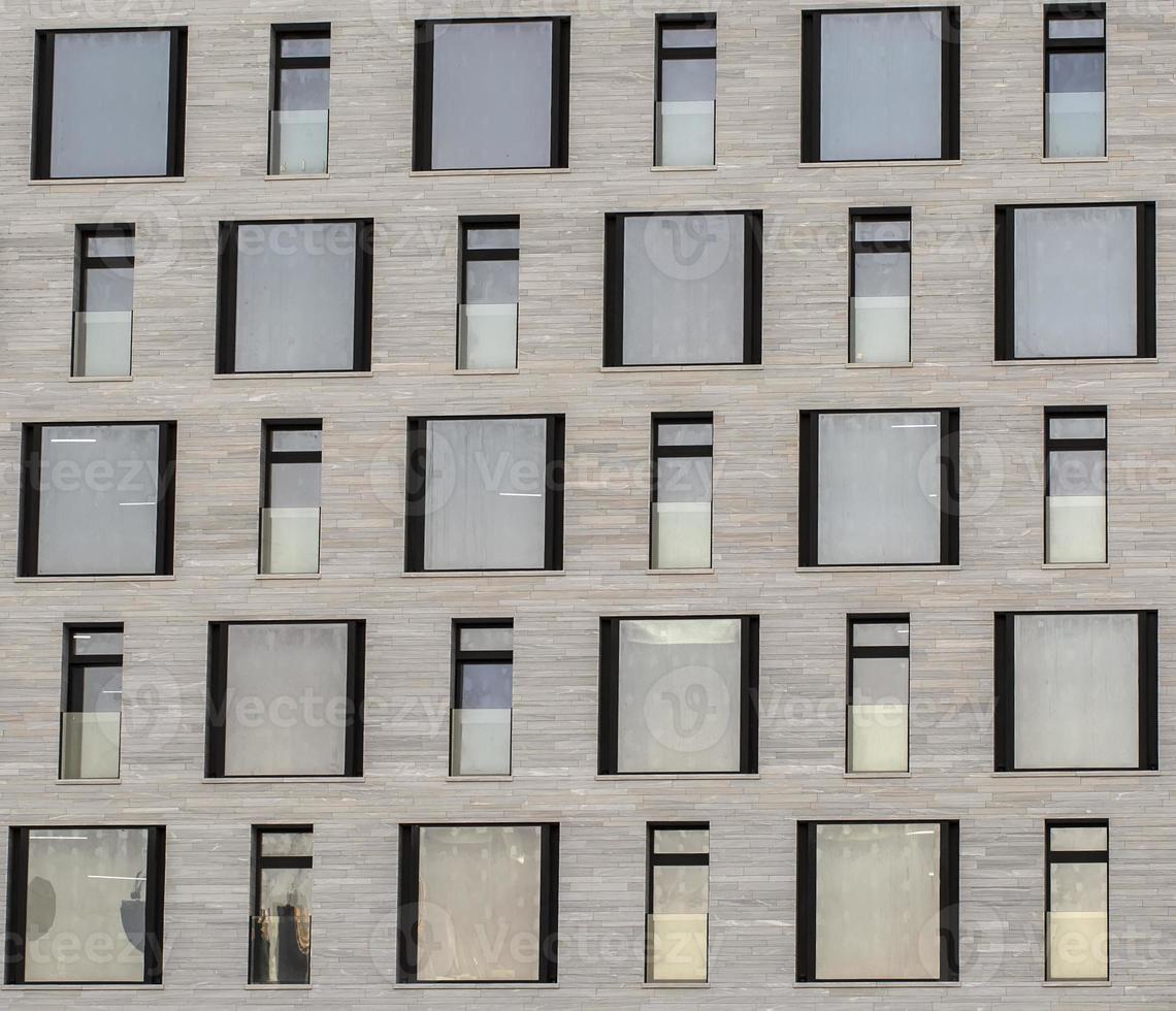 ventanas en un edificio de apartamentos como textura foto