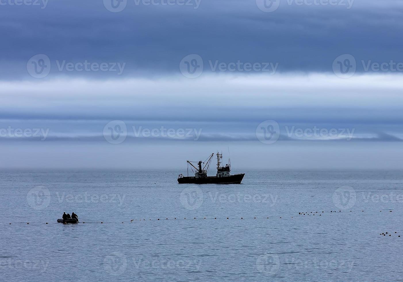 barco de pesca arrastrero navegando en aguas abiertas foto