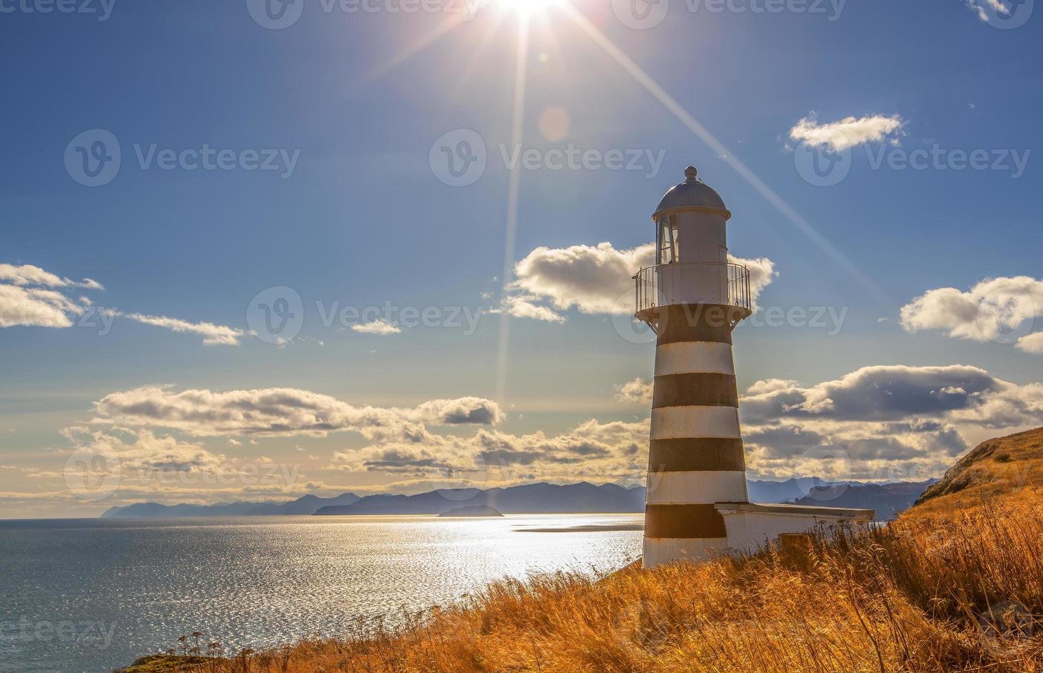 el faro en la península de kamchatka está ubicado en el cabo mayachny en la costa del pintoresco golfo de avacha en el océano pacífico foto