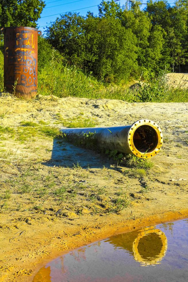 tubería de desagüe enorme en el estanque de la cantera en alemania. foto