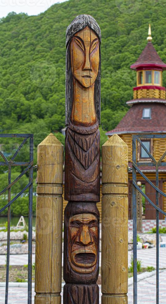 estatua de ídolo de madera de koryak en la península de kamchatka foto