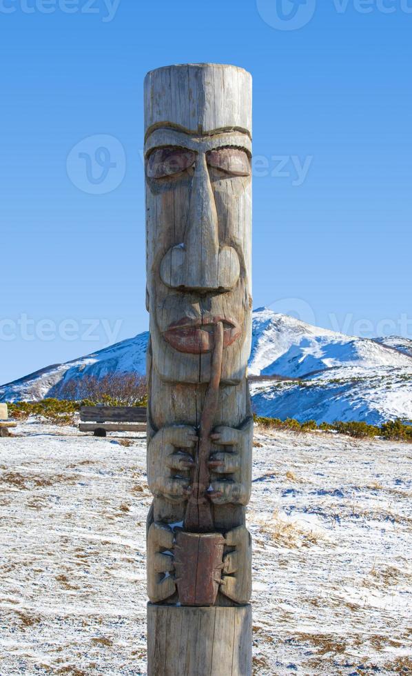 estatua de ídolo de madera cerca del volcán vilyuchik, península de kamchatka foto