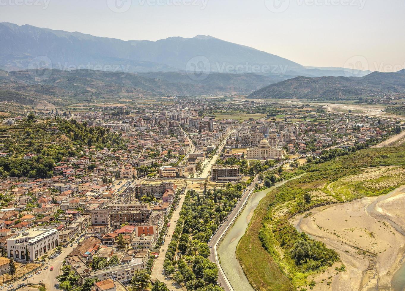 panorama de la ciudad histórica de berat en albania. vista superior desde el castillo foto