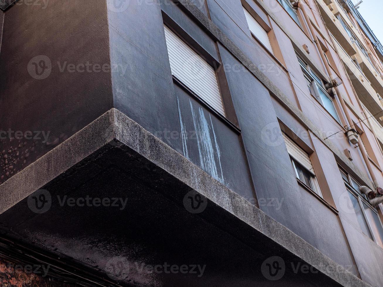 secuelas de un incendio en una parte exterior de un edificio foto