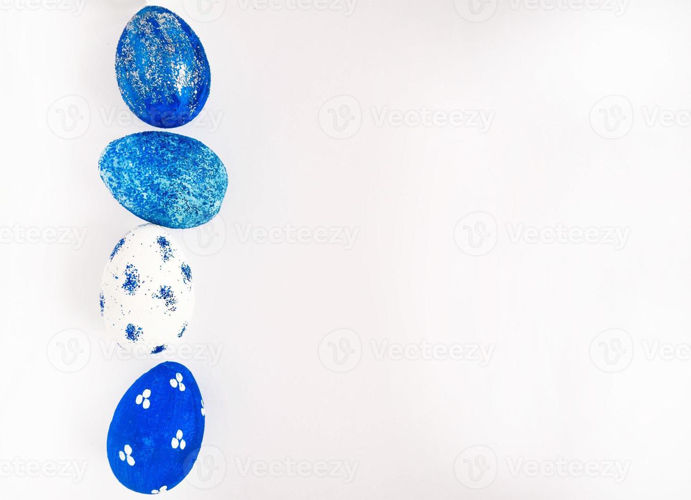 feliz tarjeta de pascua. marco con huevos de pascua moteados de blanco y azul con espacio de copia para texto. foto