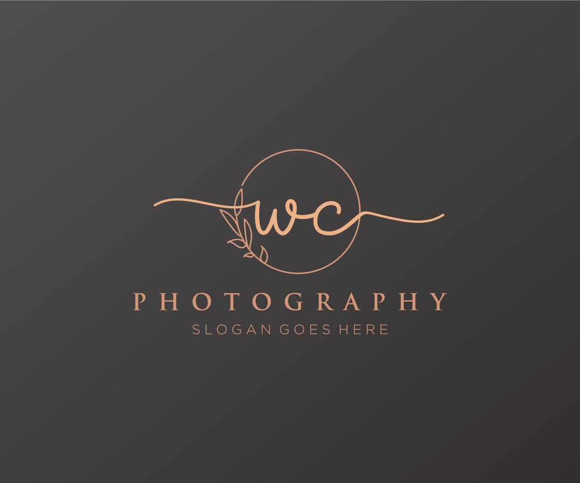 logo femenino wc inicial. utilizable para logotipos de naturaleza, salón, spa, cosmética y belleza. elemento de plantilla de diseño de logotipo de vector plano.