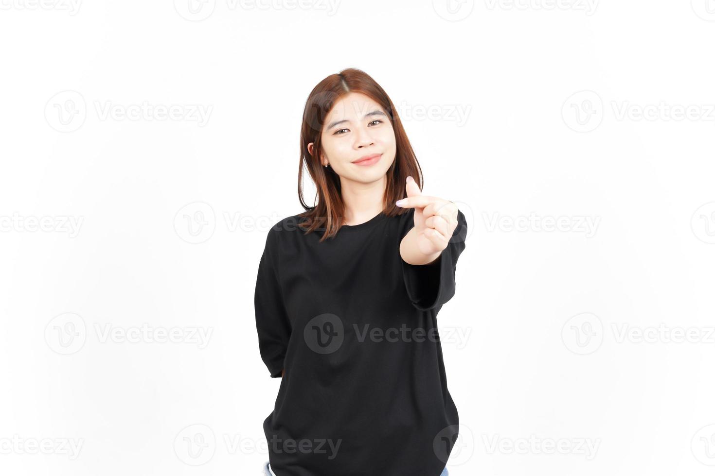 mostrando el dedo de amor coreano de una hermosa mujer asiática aislada de fondo blanco foto