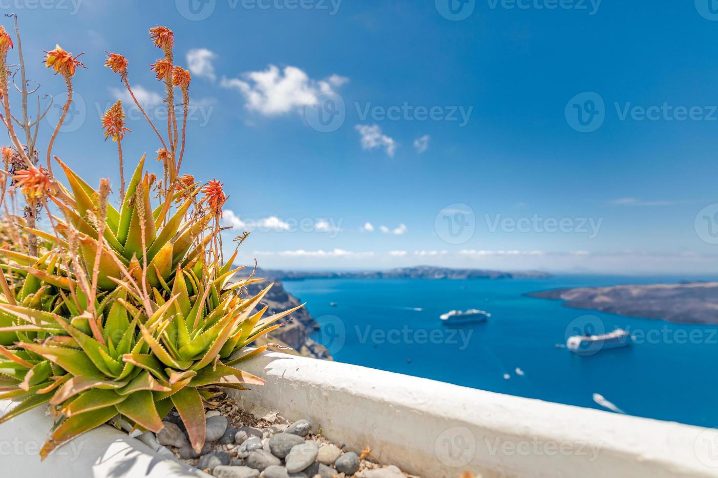 escaleras de lavado blanco en la isla de santorini, grecia. la vista hacia el mar de la caldera con un crucero esperando. antecedentes de viajes de lujo. paisaje soleado de vacaciones de verano foto