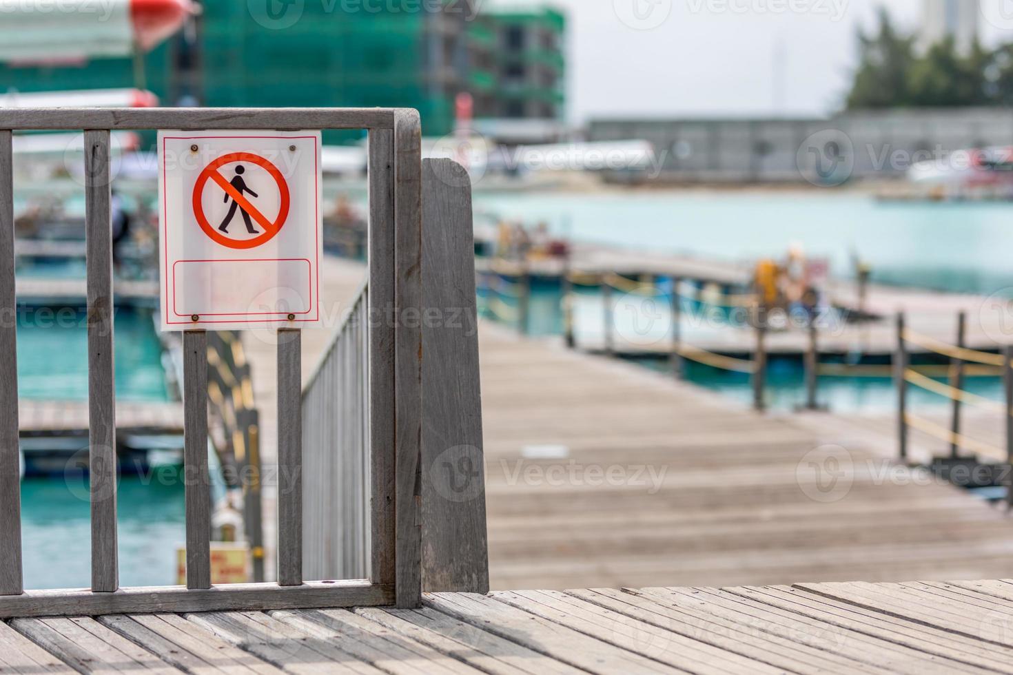 no hay señal de advertencia de entrada zona de peligro en el aeropuerto, rotor de hidroavión, personal autorizado solamente, área restringida. aeropuerto de maldivas macho foto