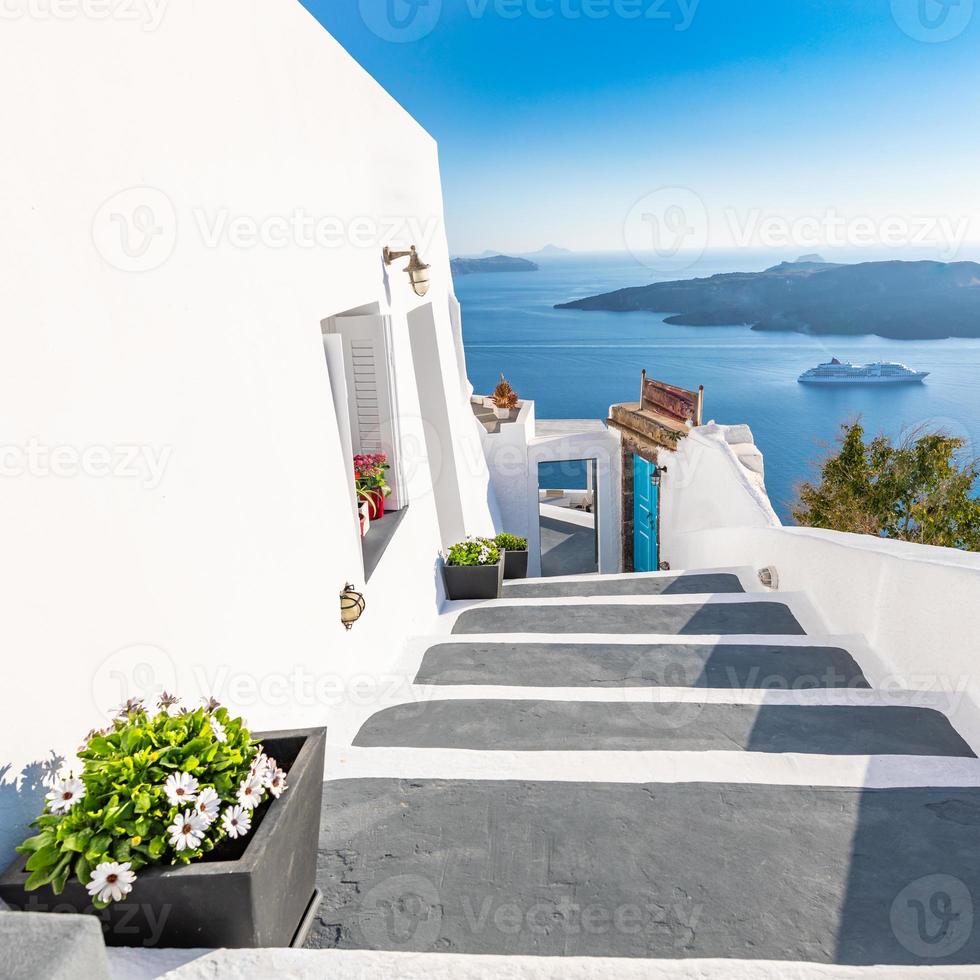 arquitectura blanca en la isla de santorini, grecia. hermoso paisaje de verano, vista al mar. paisaje de vacaciones de verano perfecto, famosa plantilla de destino de viaje. hermoso fondo, tranquila vista de vacaciones foto