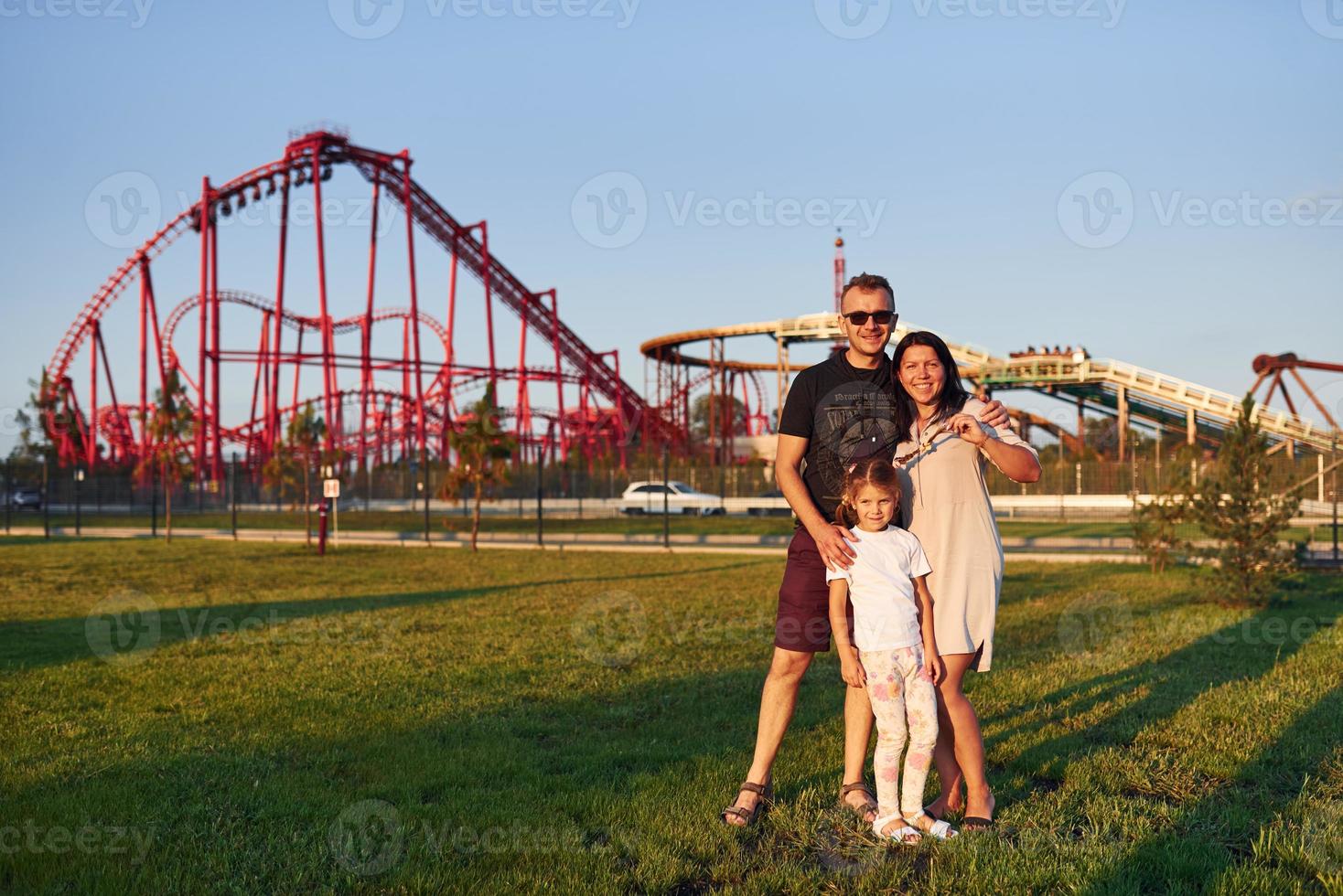 familia en el parque de atracciones foto