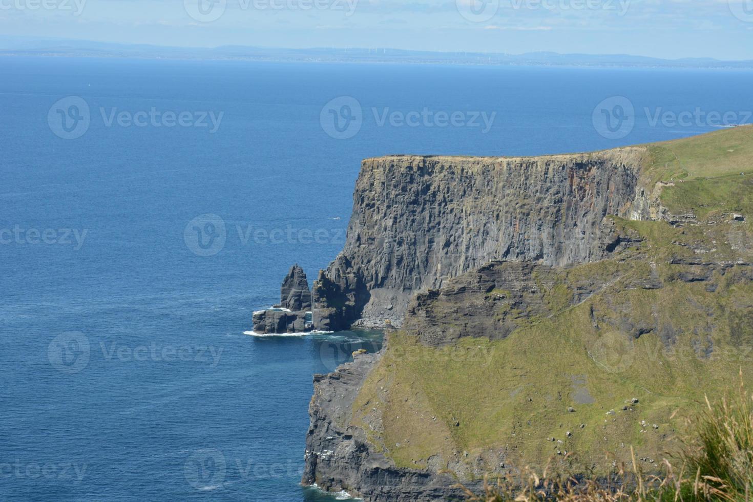 acantilados de moher y océano atlántico en irlanda foto