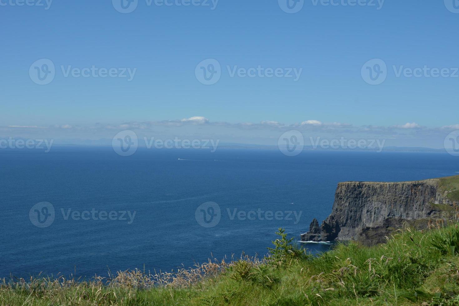 acantilados de moher y océano atlántico en irlanda foto